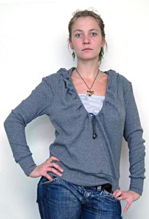 Серая с капюшоном