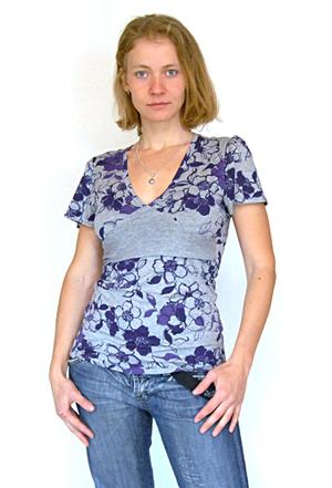 Футболка, сиреневые цветы