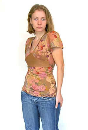 Футболка, цветы в пастельных тонах.